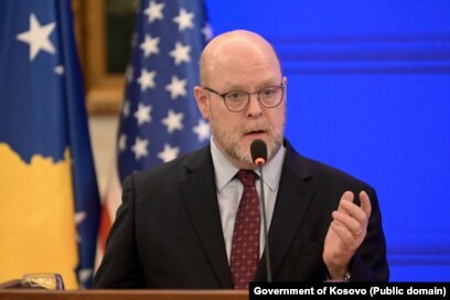 Ambasadori amerikan në Kosovë, Jeffrey Hovenier. (Foto: Qeveria e Kosovës)