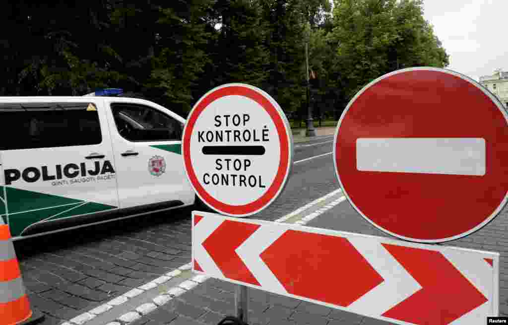 Një veturë policore futet në një rrugë të mbyllur për trafik në Vilnius, Lituani më 10 korrik 2023. &nbsp; &nbsp;