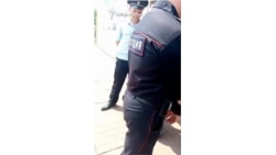 Глава КУМИ отбирает телефон у Людмилы Аникеевой.mp4