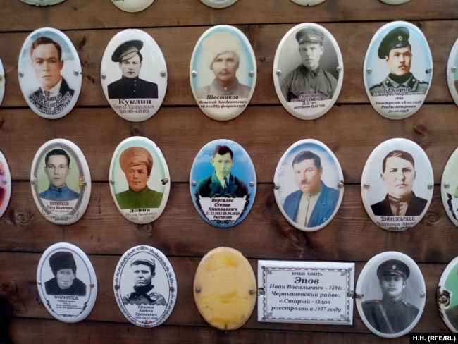 Малък паметник на някои от жертвите в гората край Смоленка