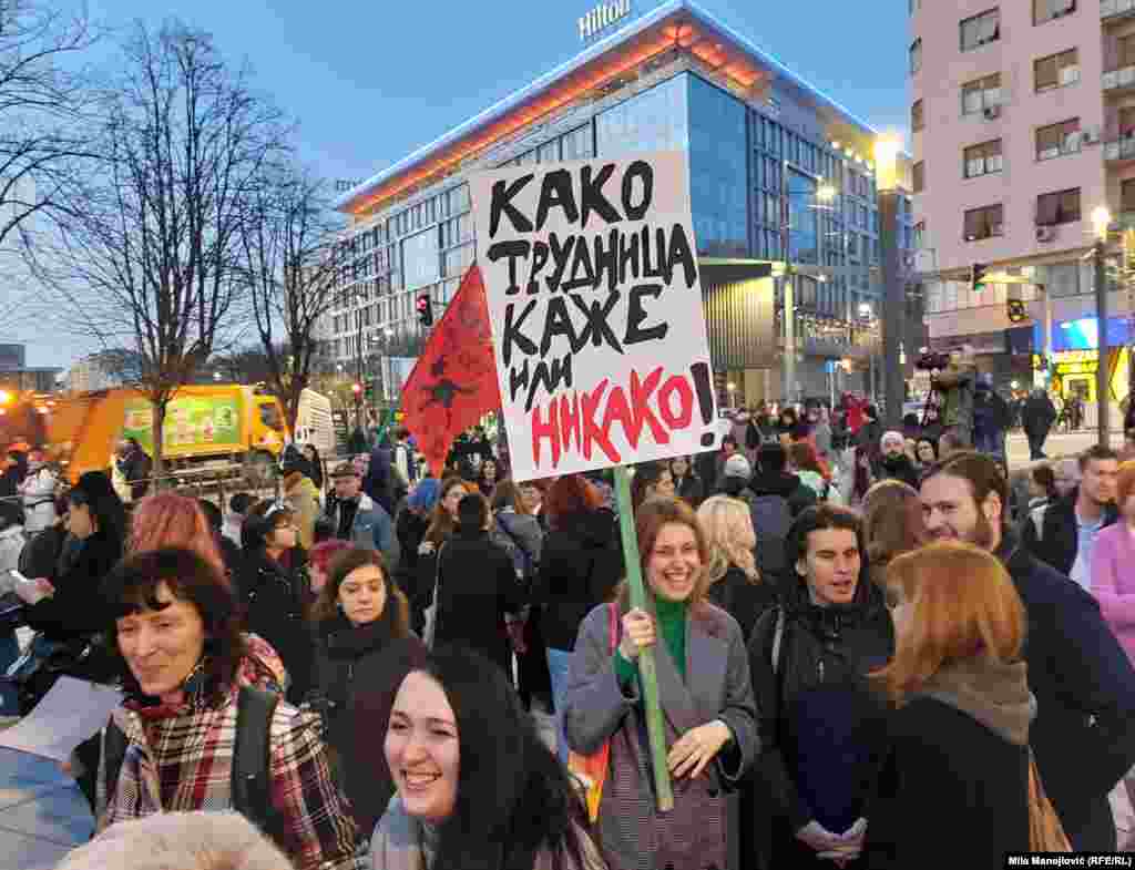 Detalj sa protesta. Organizatorke su u obraćanjima skrenule pažnju i na porast slučajeva akušerskog nasilja i nasilja u zdravstvenim ustanovama u Srbiji.