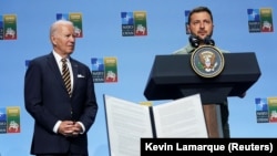 Президент Украины Владимир Зеленский и президент США Джо Байден (слева) в ходе мероприятия, на котором лидеры стран «Группы семи» (G7) объявили совместную Декларацию о поддержке Украины во время саммита НАТО в Вильнюсе, 12 июля 2023 года