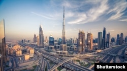 مقررات سهل‌گیرانه دبی، این شهر را به بازاری جذاب برای سرمایه‌گذاری‌های افراد متهم به جنایت، سیاستمداران مشکوک و افراد تحریم‌شده تبدیل کرده است