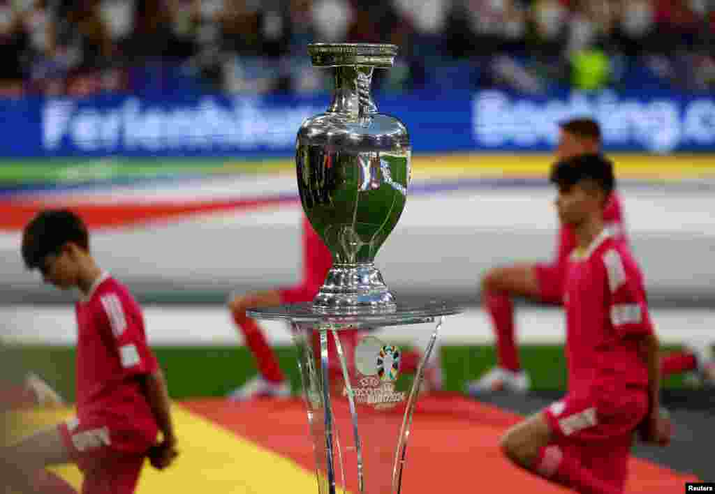 Ky është edicioni i 17-të i Kampionatit Evropian, i njohur më mirë si Euro, dhe në të po merr pjesë për herë të dytë Shqipëria.