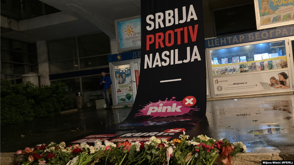 Cveće ispred zgrade Radio-televizije Srbije tokom protesta protiv nasilja, Beograd, 27. maj 2023.