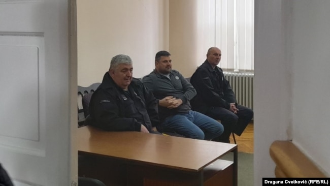 Андрій Наумов на судовому засіданні (посередині)