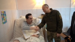 Головнокомандувач ЗСУ Сирський відвідав журналіста Крим.Реалії Дмитра Євчина у лікарняній палаті (відео)