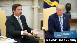 Guverner Floride Ron Desantis i tadašnji predsednik SAD Donald Tramp na sastanku u Beloj kući, Vašington 28. april 2020.