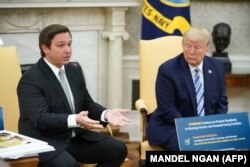 Ron DeSantis (stânga) și Donald Trump, la acea vreme președintele SUA, în Biroul Oval al Casei Albe din Washington, DC, 28 aprilie 2020.