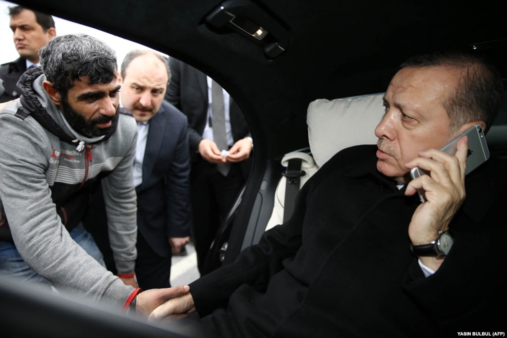 Gjatë lutjeve të së premtes në dhjetor të vitit 2015, presidenti turk Rexhep Tajip Erdogan ndërhyri për të parandaluar një burrë (në foto) që tentoi të vetëvritej duke u hedhur nga Ura e Bosforit teksa po kalonte autokolona e tij.