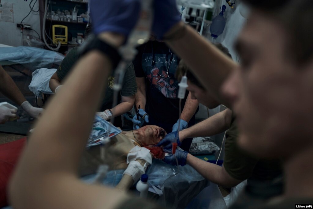 19 giugno 2023, Bahmut: il personale medico presta i primi soccorsi a un soldato ferito.