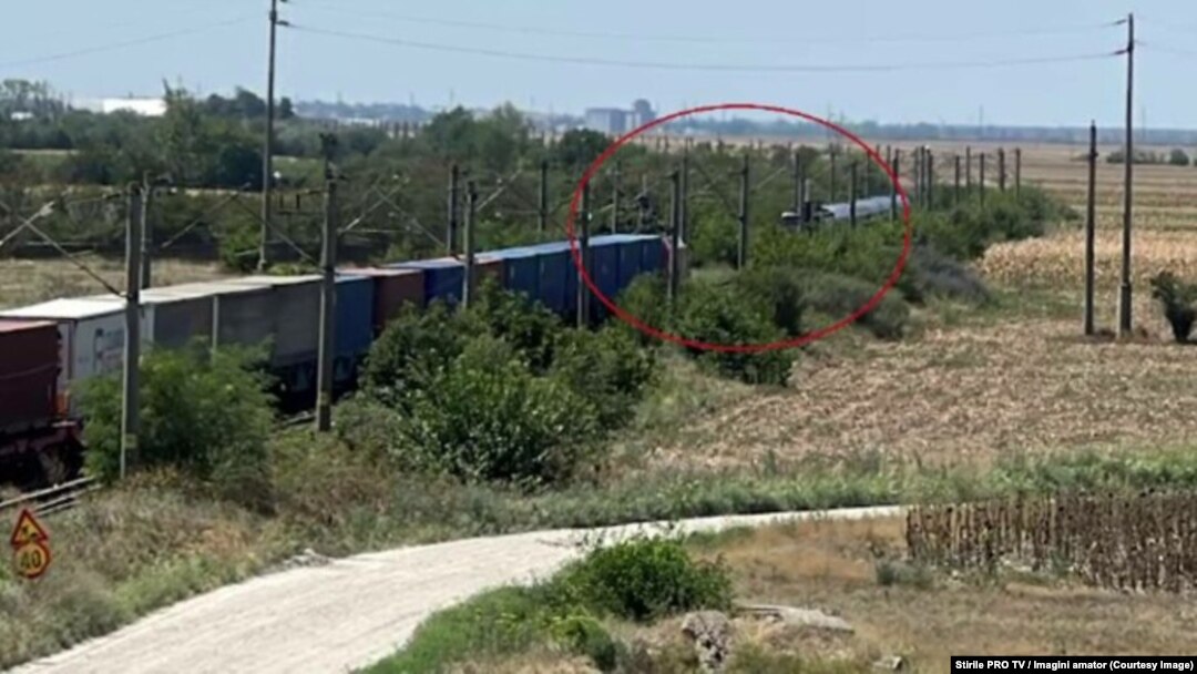 Cele două trenuri oprite față în față, pe aceeași linie, între Roșiori Nord și Caracal. Doar intervenția promptă a mecanicilor a făcut ca ele să nu se ciocnească.