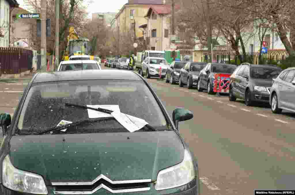 Mașină acoperită de praf în municipiul București.&nbsp;