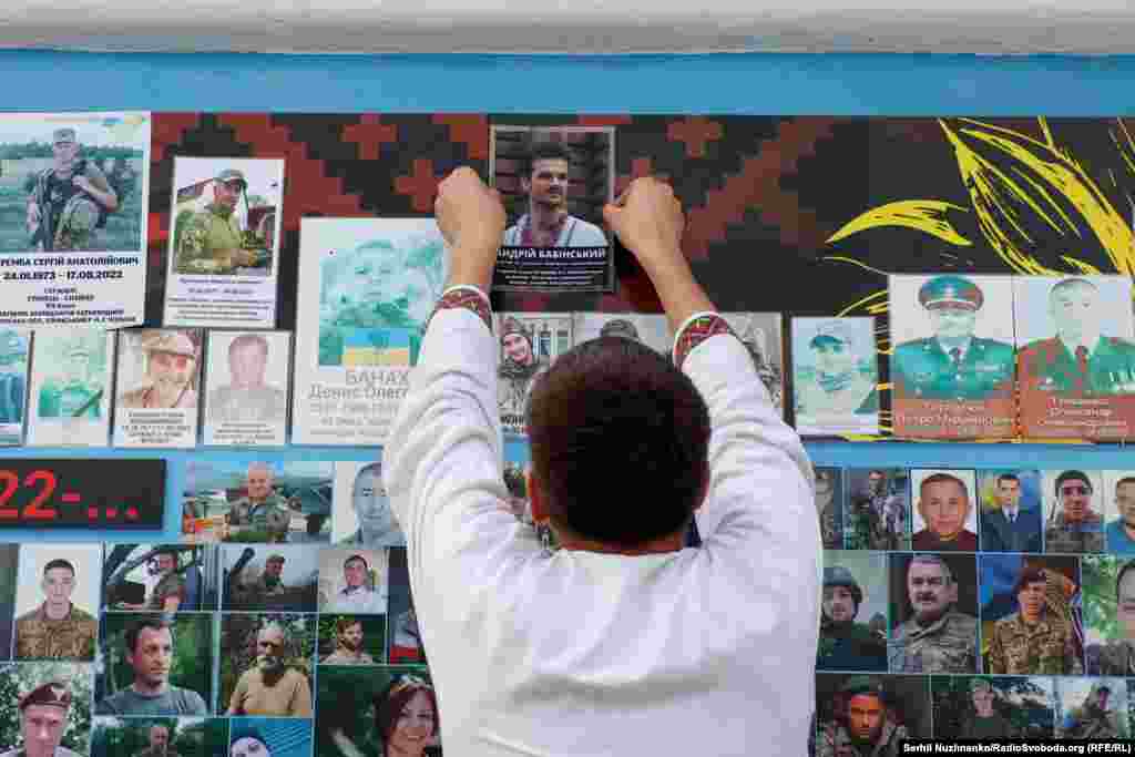 Portret Andrija Babinskog dodan je na zid posvećen poginulim braniocima Ukrajine. Njegovi prijatelji kažu da je bio talentovani muzičar i fotograf koji je nekoć bio istraživač na ukrajinskoj Nacionalnoj akademiji nauka.