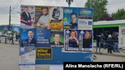 Panou cu afișe electorale, în Piața Unirii din București