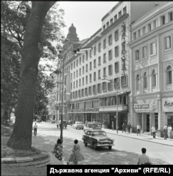  Изглед към остарелия хотел и ресторант „ България “ от бул. „ Цар Освободител “. Източник: Държавна организация „ Архиви “, ф. 720, оп. 5, инв. номер 62-2118-1 