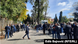 Novinari i pristalice Milorada Dodika ispred ulaza u Sud BiH u Sarajevu, 16. 10. 2023.