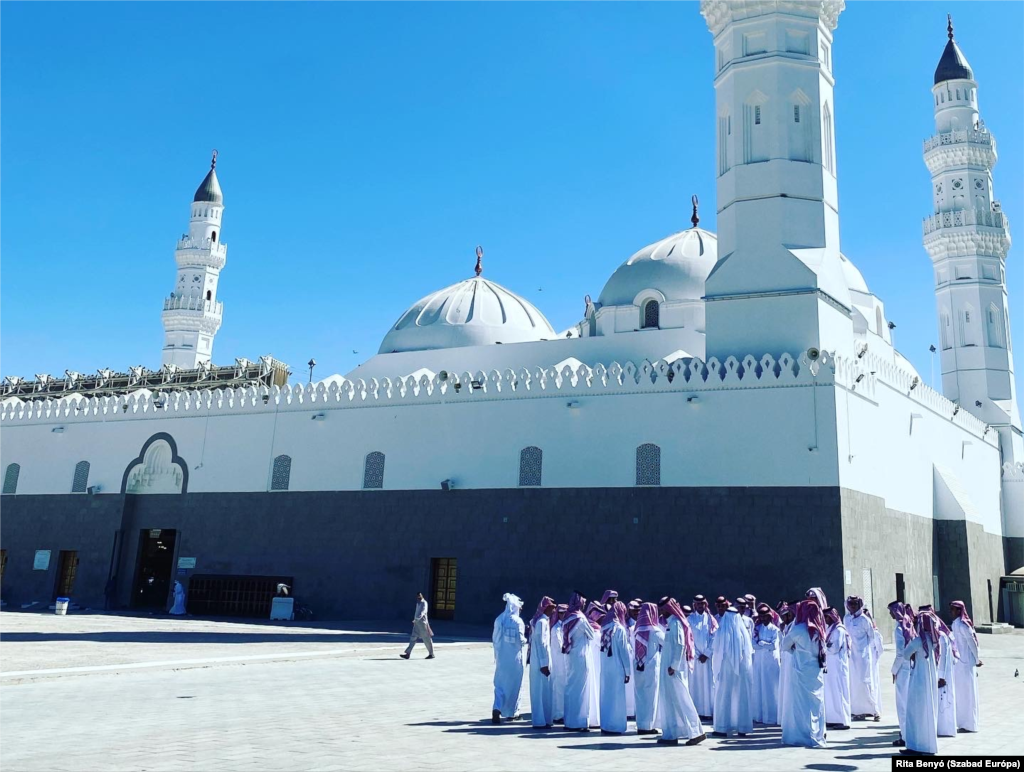 A Quba-mecset mecset Medinában. Az iszlám vallás negyedik legszentebb helye, a mekkai Nagy Mecset, a medinai Nabawi Mecset és a jeruzsálemi Szikla Mecset után. Mohamed iszlám próféta életében, az i. sz. 7. században építették. Az első követ állítólag a próféta rakta le.Saudi Arabia gallery