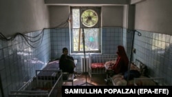 تصویر آرشیف: دو تن از بیماران در یکی از شفاخانه ها. 