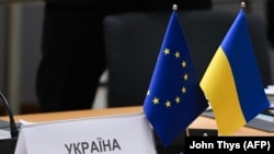 Знамињата на ЕУ и на Украина