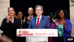  Jean-Luc Melenchon dhe anëtarë të tjerë të Frontit të Ri Popullor, pas rundit të dytë të zgjedhjeve të parakoshme parlamentare që u mbajtën në Francë më 7 korrik 2024. 