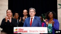 Заснавальнік левай партыі La France Insoumise (LFI) Жан-Люк Мэляншон (у цэнтры) выступае побач зь сябрамі гэтай партыі Матыльдай Пано (зьлева) і дэпутатам Даніэлем Абана (справа) пасьля другога туру выбараў у парлямэнт Францыі. Парыж, 7 ліпеня 2024