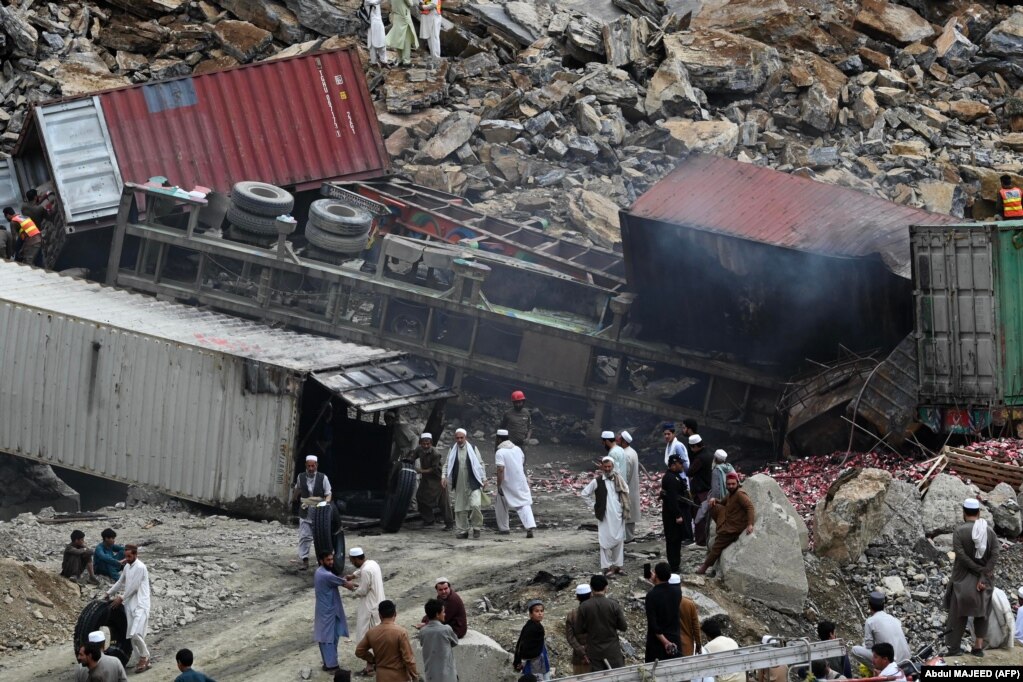 Ekipet e shpëtimit në vendin e rrëshqitjes së dheut në Pakistanin veriperëndimor, pranë pikës kufitare Torkham me Afganistanin. Së paku dy persona humbën jetën në incident, ndërsa dhjetëra kamionë që prisnin të kalonin kufirin, mbetën nën dhe. Zyrtarët thanë se rrëshqitja masive e dheut u shkaktua nga shirat.