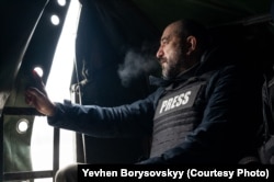 Яшар Фазылов во время работы на прифронтовой территории. Украина, 16 февраля 2024 года