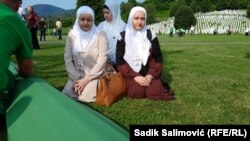 Семејствата се збогуваат со жртвите од геноцидот во Сребреница кои ќе бидат погребани во текот на денот во Поточари.