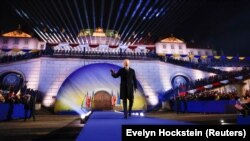 Президент США Джо Байден перед виступом напередодні річниці вторгнення Росії до Україну. Біля Королівського замку у Варшаві, 21 лютого 2023 року