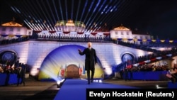 Президент США Джо Байден перед виголошенням своєї промови біля Королівського замку у Варшаві. Польща, 21 лютого 2023 року. Байден відвідав Україну і Польщу перед річницею широкомасштабного вторгнення Росії в Україну.