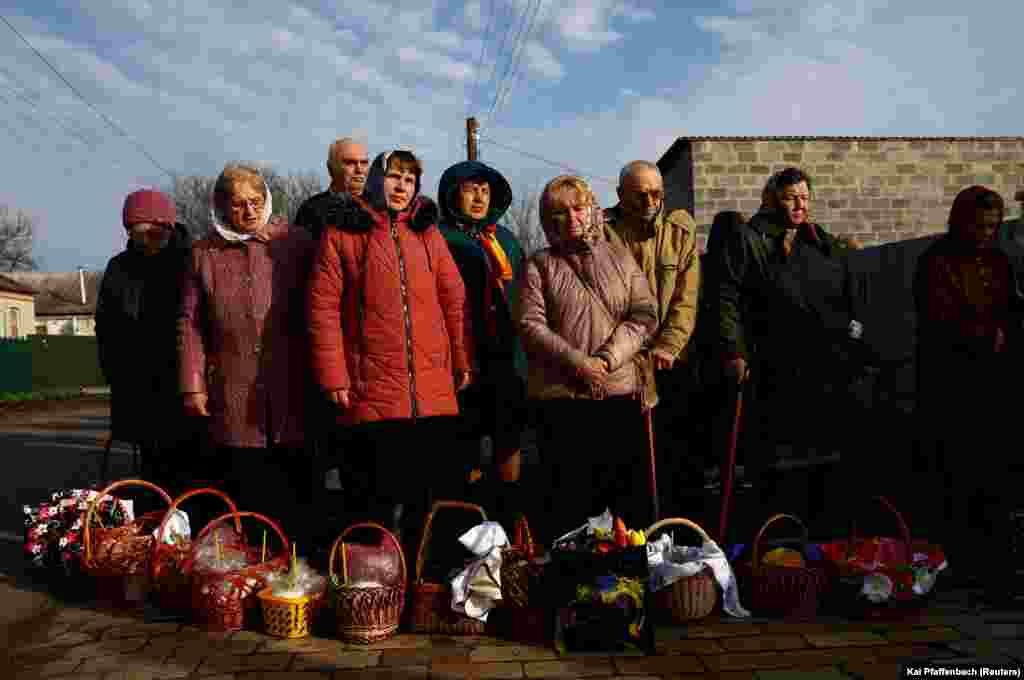 Люди на Великодньому богослужінні, яке проводить військовий капелан Діонісій, у Дружківці Донецької області, 16 квітня 2023 року