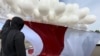 Бело-красно-белый флаг Беларуси запускают в воздух. Иллюстративное фото