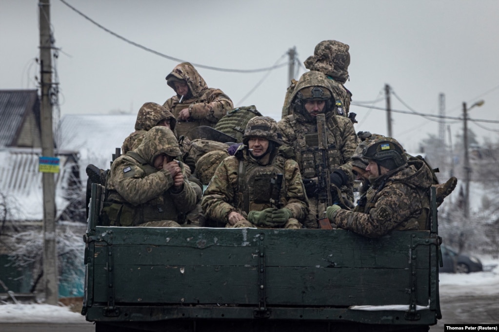 Ushtarët ukrainas të hipur në një kamion në rajonin e Donjeckut. &quot;Vëllimi [i artilerisë[ që kemi sktualisht nuk na mjafton sot, duke pasur parasysh nevojat tona. Pra, ne po i rishpërndajmë ato. Ne po i riplanifikojmë detyrat që ia kishim vendosur vetes dhe i bëjmë ato më të vogla, sepse ne duhet t&#39;i sigurojmë ato&quot;, tha gjenerali Tarnavskiy pa dhënë detaje. &nbsp;