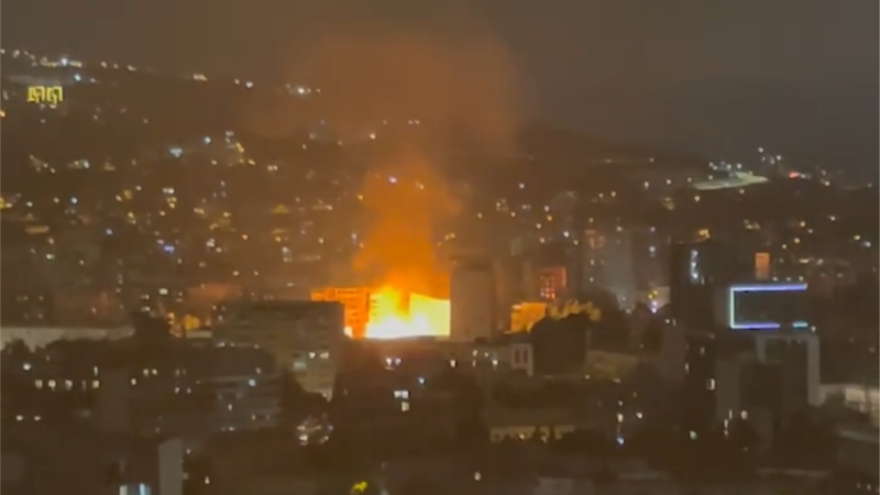 თბილისში, ეროვნული არქივის შენობის ეზოში ხანძარია