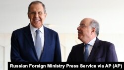Ruski ministar vanjskih poslova Sergej Lavrov (lijevo) rukuje se s brazilskim ministrom vanjskih poslova Maurom Vieirom prije njihovih razgovora u Braziliji 17. aprila.