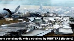 Обломки самолета армии РФ, якобы именно Ил-22М, который сбили боевики компании «Вагнер» во время «похода на Москву». Поле близ Бугаевки, Воронежская область, Россия, 24 июня 2023 года