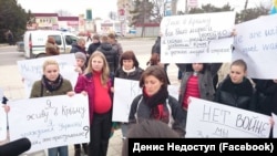 Кримські активісти на проукраїнській акції 2 березня 2014 року біля пам'ятника Тарасу Шевченку в Сімферополі