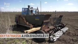 Távirányítós harci traktorral műveli elaknásított földjeit egy ukrán gazda