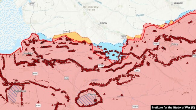Детайл от карта на бойните действия, 24.09.2023. Червената територия е завзета от Русия. В синьо - украинският коридор, образуван от пробива на руските позиции. Червените триъгълници са руски укрепления. Кръгът долу в средата показва как Русия брани жп възела в Токмак.