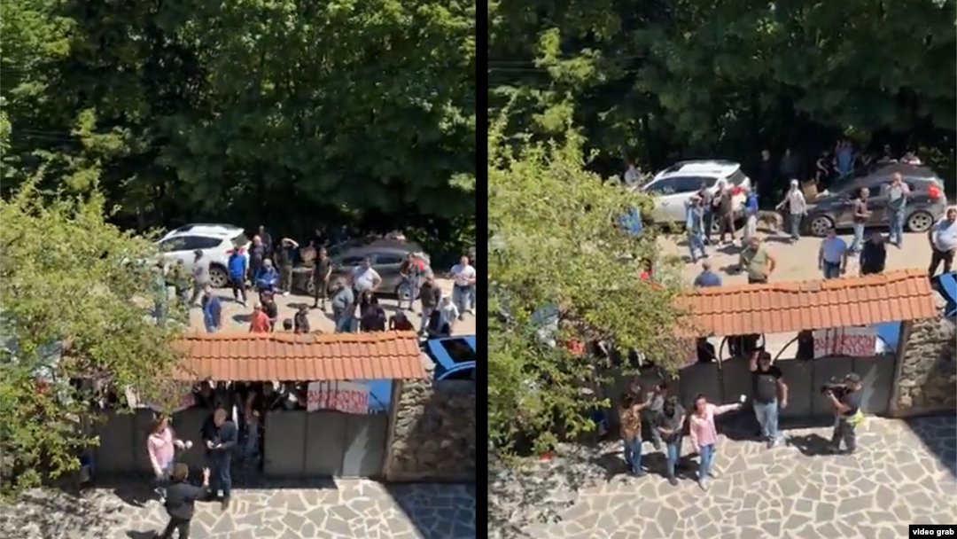 Около 50-60 агрессивных молодчиков забросали лагерь камнями и залили красной краской, оскорбляя при этом подростков