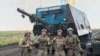Украинские военные на фоне захваченного российскогр "танка-черепахи"