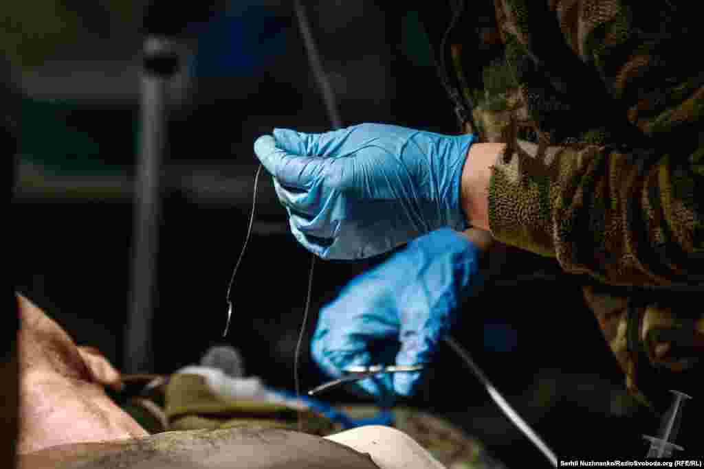 Медики зашивають поранення у стабпункті в районі Сіверська, лютий 2023 року