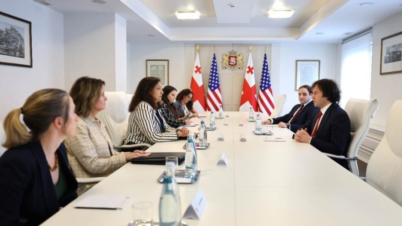 Кобахидзе заверил замгоссекретаря США в готовности оздоровлять отношения двух стран