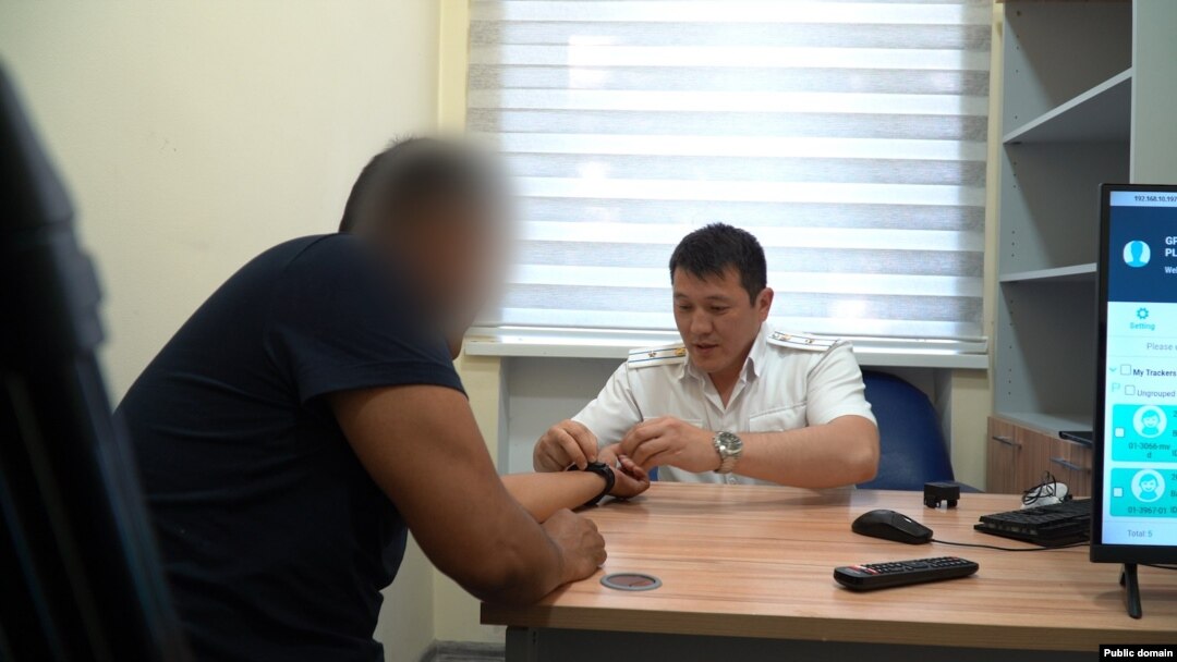 Шектүүгө электрондук билерикти тагуу учуру.