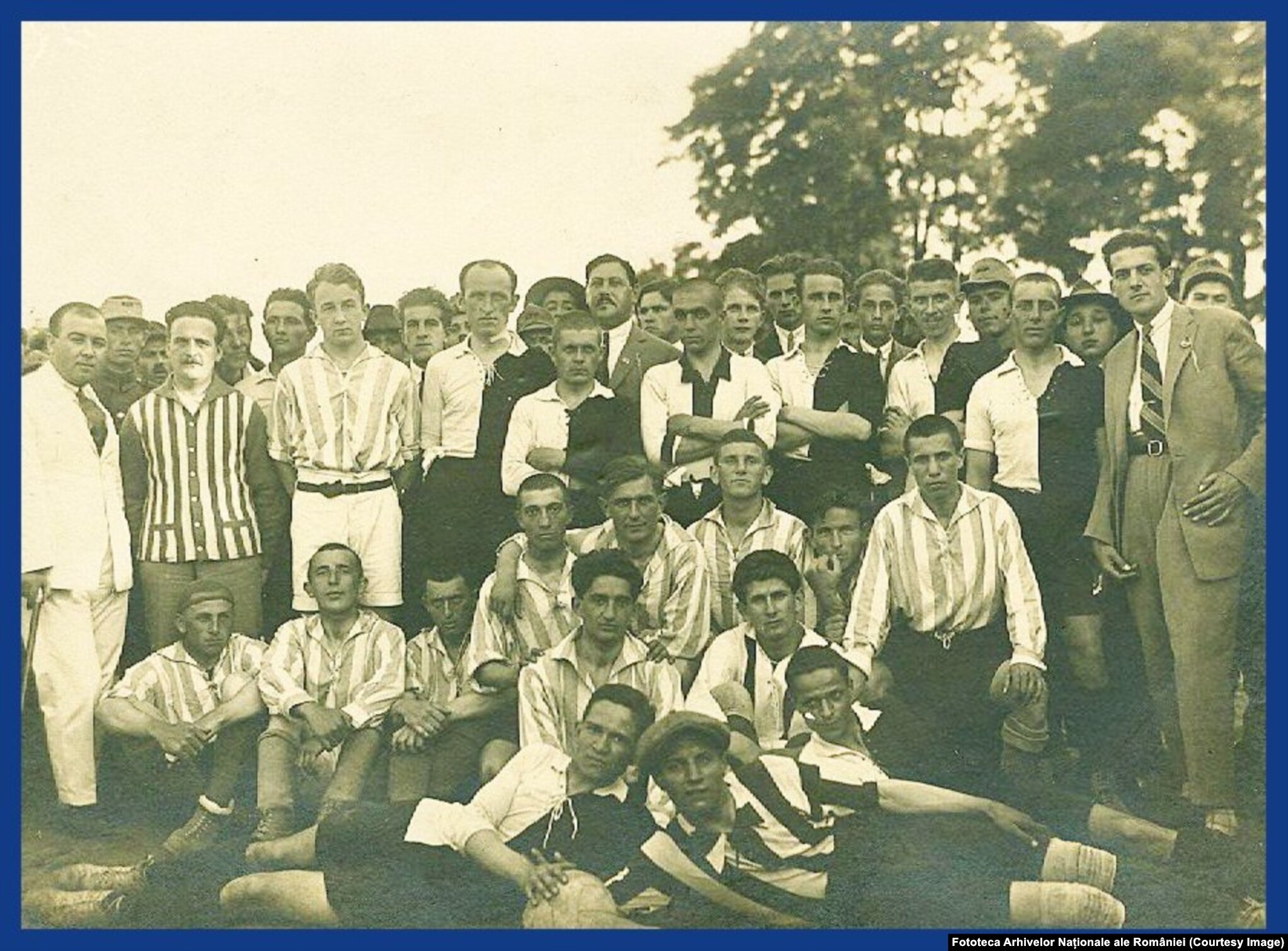 1925, Alba Iulia. Echipa de fotbal Unirea Alba Iulia după meciul cu Şoimii Sibiu.