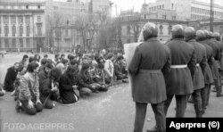 Tineri protestatari și un cordon de Miliție în Piața Romană, București, 22 decembrie 1989.