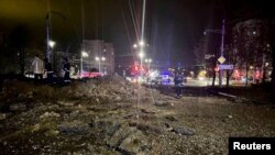 Mesto nesreće nakon velike eksplozije u ulici u gradu Belgorodu, Rusija, 20. aprila 2023.