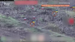 Drónfelvételen látszik, ahogy orosz katonák ukrán hadifoglyokat használnak emberi pajzsként