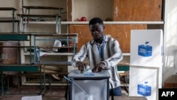 Birač daje svoj glas na glasačkom mjestu na koledžu Imara u Lubumbašiju, Demokratska Republika Konga, 20. decembra 2023.